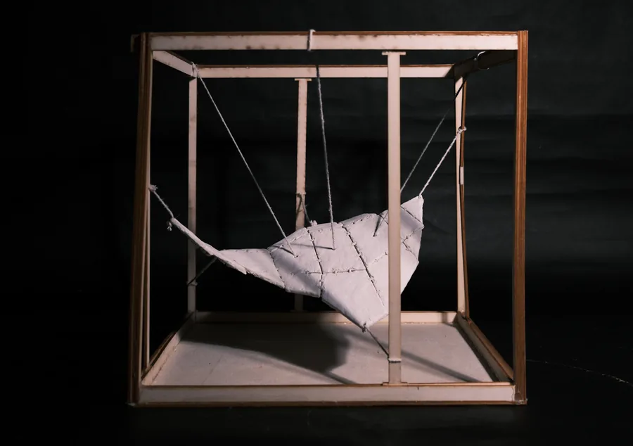 The original model, inspired by the animal's spine, a system that can be manually operated to move up and down.